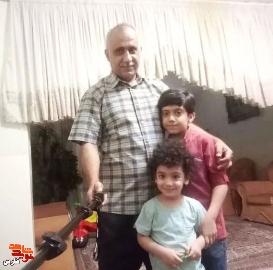 گالری تصاویر شهید آرشام سرایداران آرشام سرایداران از شهدای حمله تروریستی چهارم آبان ۱۴۰۱ به حرم شاهچراغ(ع)است که به همراه پدر و مادرش به مقام شهادت نایل گشتند.