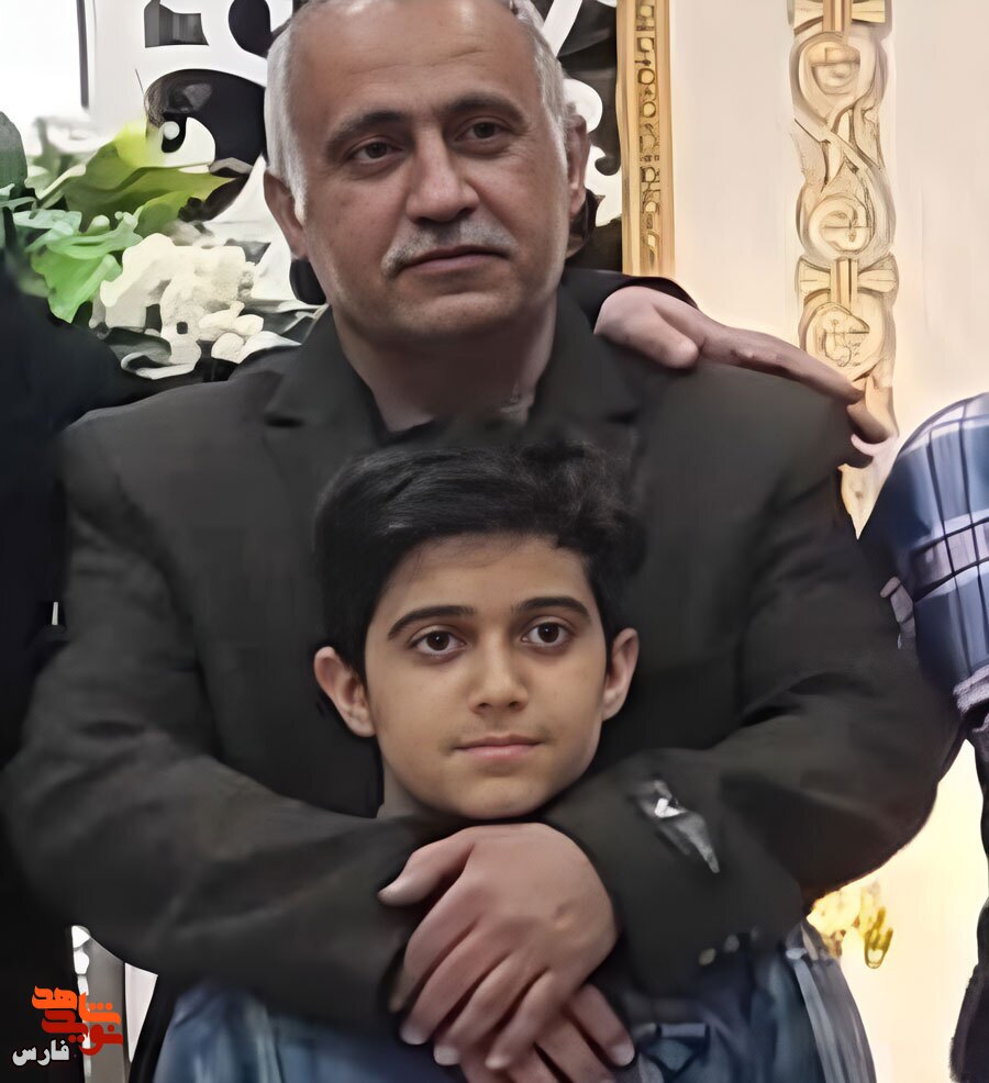 گالری تصاویر شهید آرشام سرایداران آرشام سرایداران از شهدای حمله تروریستی چهارم آبان ۱۴۰۱ به حرم شاهچراغ(ع)است که به همراه پدر و مادرش به مقام شهادت نایل گشتند.