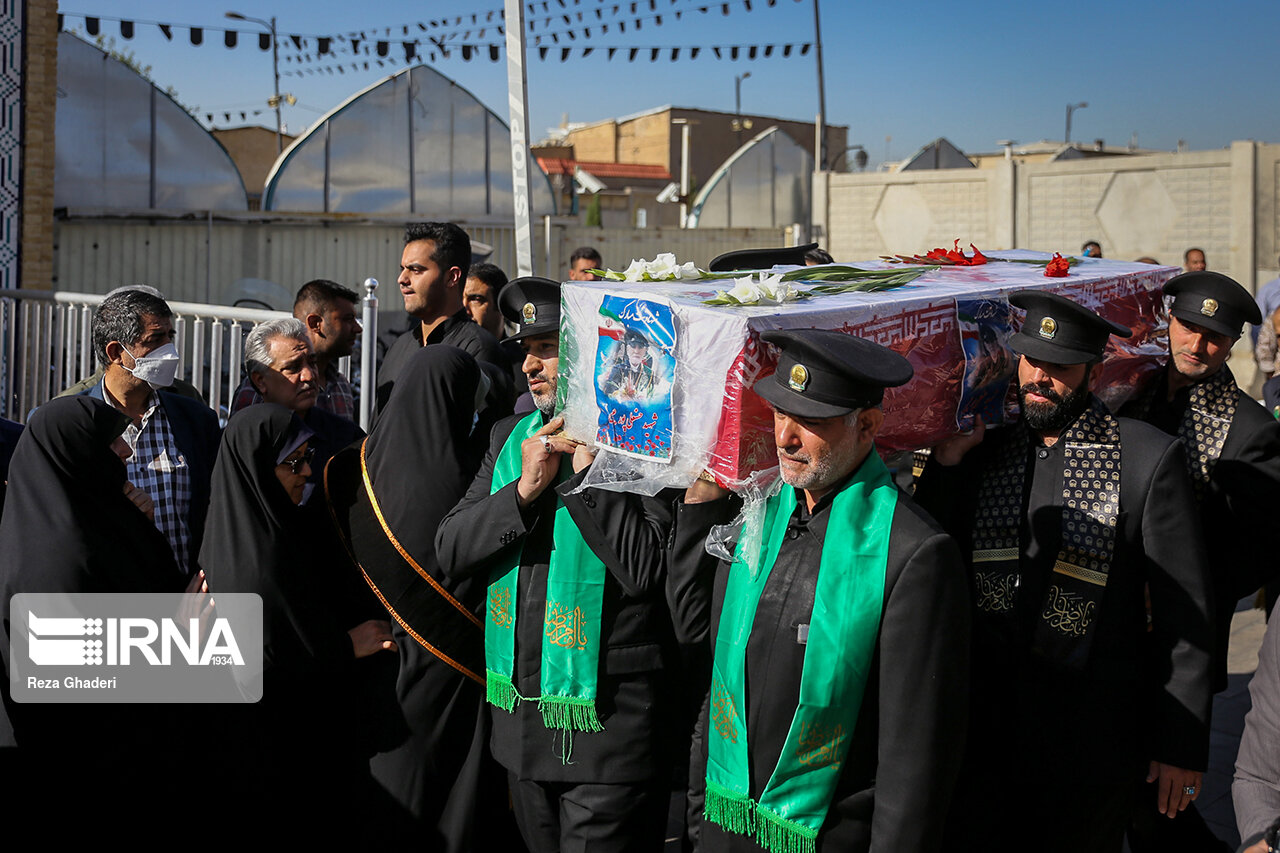 گالری عکس شهید حسنعلی پور عیسی شهید حسنعلی پورعیسی، یکی از خادمان افتخاری حرم مطهر حضرت شاهچراغ(ع) بود که در حادثه تروریستی در این حرم مطهر به شهادت رسید. این شهید بزرگوار به حسن خلق و رفتار حسنه شهرت داشت
