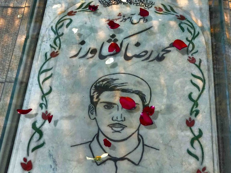 راش و فیلم خام از قبور شهدای حادثه تروریستی حرم مطهر حضرت شاهچراغ (ع) ویژه تدوین