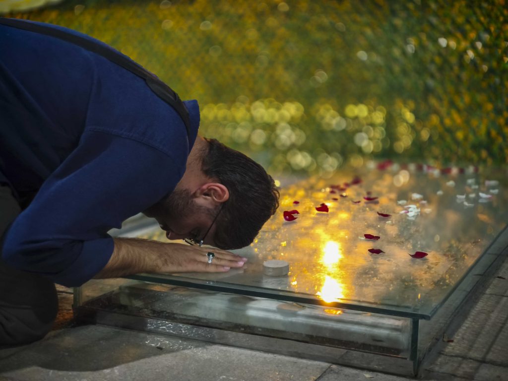 ویژهبرنامه «روایت آبان» در حرم مطهر شاهچراغ علیهالسلام برگزار شد / روایتگری از حادثه تروریستی و گرامیداشت شهیدان معصومه کرباسی و رضا عواضه 4aban 34 1 1024x768 - ویژهبرنامه «روایت آبان» در حرم مطهر شاهچراغ علیهالسلام برگزار شد / روایتگری از حادثه تروریستی و گرامیداشت شهیدان معصومه کرباسی و رضا عواضه