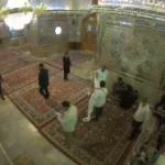 بستن دست آرتین(از مجروحین حادثه تروریستی حرم شاهچراغ(ع)) با پارچهی عمامه بستن دست آرتین (از مجروحین حادثه تروریستی حرم شاهچراغ(ع)) با پارچهی عمامه