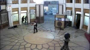 لحظه ورود تروریست به حرم مطهر حضرت شاهچراغ علیه السلام در حادثه دوم