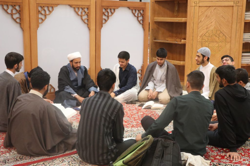 photo 2025 10 21 13 50 41 1024x682 - طرح «در مکتب امین ولایت» | طلاب مدرسه علمیه منصوریه در حرم مطهر حضرت شاهچراغ علیه‌السلام