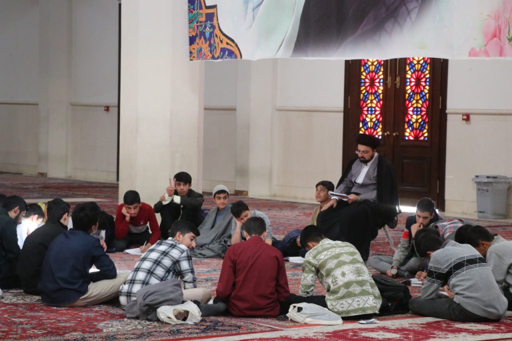 photo 2025 10 21 13 50 45 2 1024x682 - طرح «در مکتب امین ولایت» | طلاب مدرسه علمیه منصوریه در حرم مطهر حضرت شاهچراغ علیه‌السلام