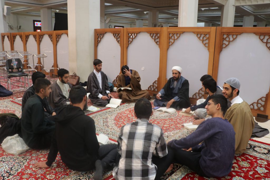 photo 2025 10 21 13 50 46 4 1024x682 - طرح «در مکتب امین ولایت» | طلاب مدرسه علمیه منصوریه در حرم مطهر حضرت شاهچراغ علیه‌السلام