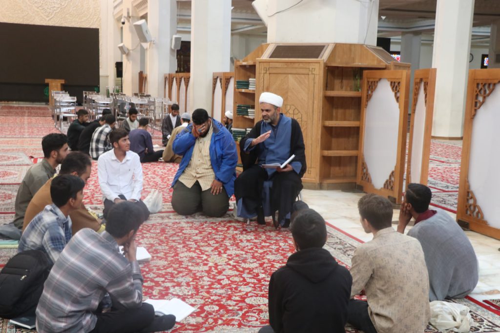 photo 2025 10 21 13 50 47 1024x682 - طرح «در مکتب امین ولایت» | طلاب مدرسه علمیه منصوریه در حرم مطهر حضرت شاهچراغ علیه‌السلام