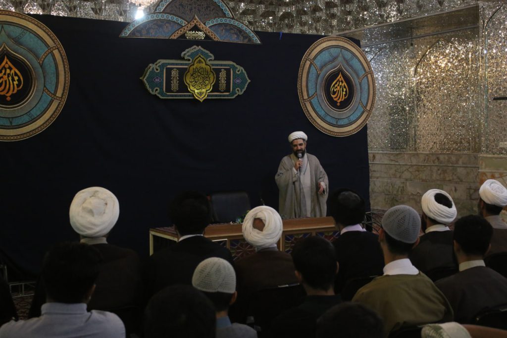 photo 2025 10 21 13 51 02 3 1024x682 - طرح «در مکتب امین ولایت» | طلاب مدرسه علمیه منصوریه در حرم مطهر حضرت شاهچراغ علیه‌السلام