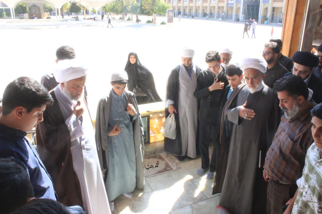 photo 2025 10 21 13 51 14 1024x682 - طرح «در مکتب امین ولایت» | طلاب مدرسه علمیه منصوریه در حرم مطهر حضرت شاهچراغ علیه‌السلام