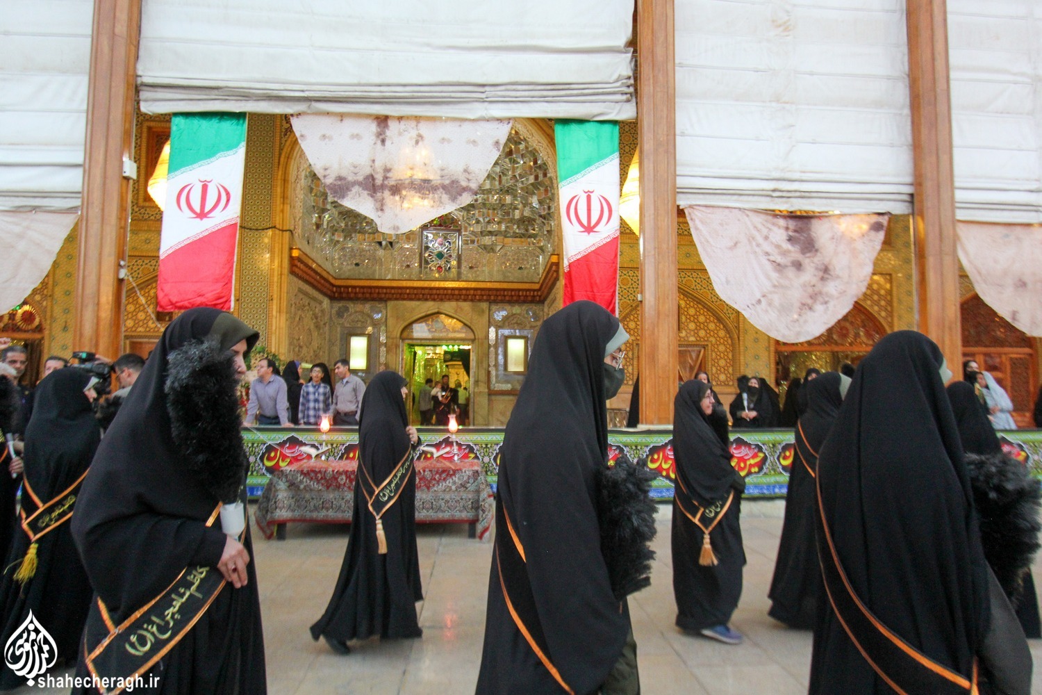 pic2006820 9 11zon - عکس/ برافراشتن چادرهای خونین شهدای ترور حرم مطهر شاهچراغ علیه السلام