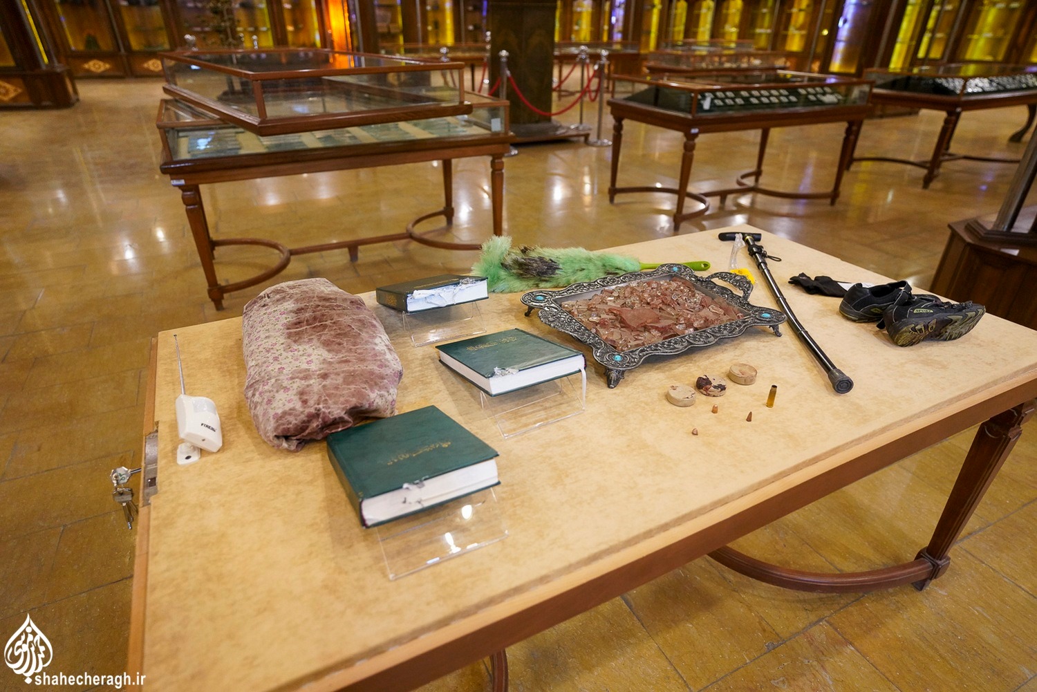 ویترین آثار به جا مانده از حمله تروریستی به حرم مطهر حضرت احمدبن موسی(ع) در موزه آستان مقدس pic2009031 3 8 11zon - ویترین آثار به جا مانده از حمله تروریستی به حرم مطهر حضرت احمدبن موسی(ع) در موزه آستان مقدس