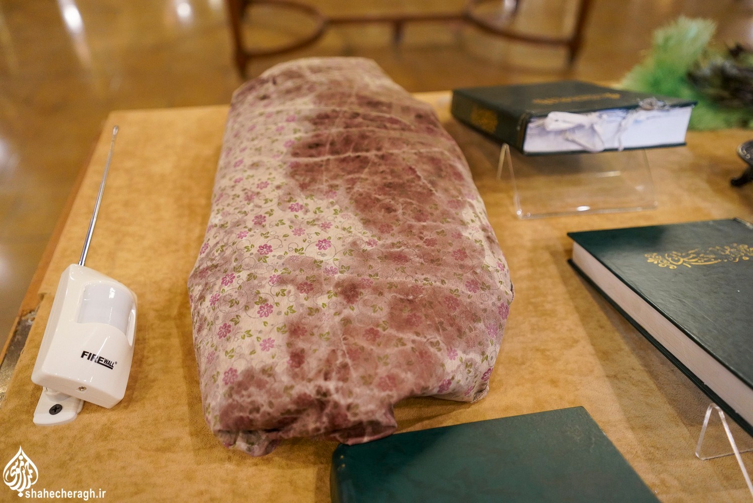 ویترین آثار به جا مانده از حمله تروریستی به حرم مطهر حضرت احمدبن موسی(ع) در موزه آستان مقدس pic2009052 1 5 11zon - ویترین آثار به جا مانده از حمله تروریستی به حرم مطهر حضرت احمدبن موسی(ع) در موزه آستان مقدس