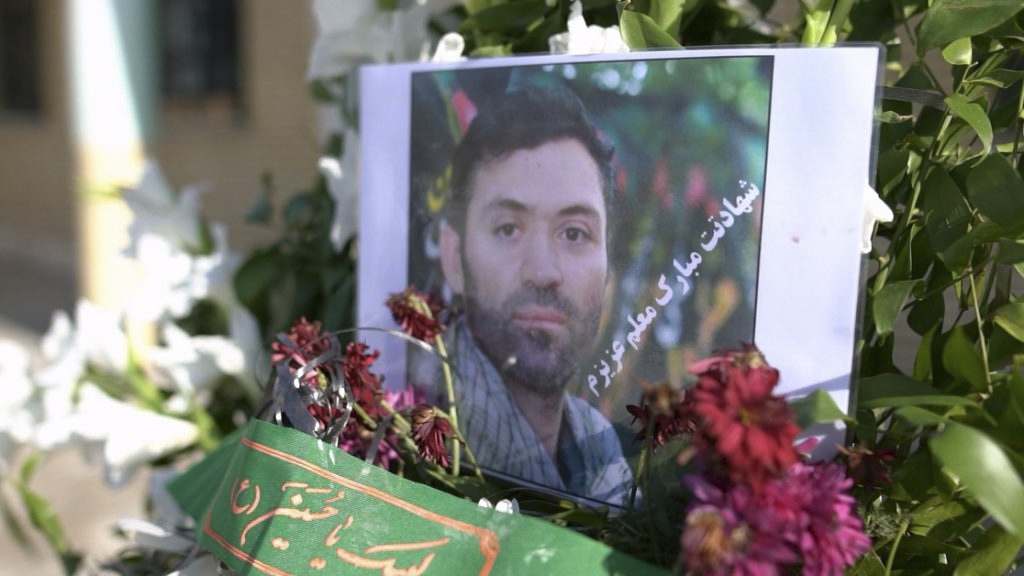 گالری تصاویر شهید هوشنگ خوب شهید «هوشنگ خوب» فرزند خداداد، 64 ساله از اهالی شهر لیکک شهرستان بهمئی استان کهگیلویه ¬و ¬بویراحمد شهید هوشنگ خوب، جانباز و رزمنده دوران دفاع مقدس بود که در زمان حمله به حرم مطهر، به همراه فرزندش، امید، در نزدیکی ضریح مطهر هدف تیراندازی تروریست تکفیری قرارگرفته و به درجه رفیع شهادت نائل می شود. پیکر مطهر این شهید بزرگوار نیز همانند سایر شهدا در روز شنبه 7 آبان 1401 بر دستان مردم شهرهای مقدس مشهد و شیراز تشییع شد و در ادامه، یکشنبه 8 آبان ماه آیین تشییع شهید هوشنگ خوب به همراه پسر بزرگوارش امید خوب، با حضور اقشار مختلف مردم و مسئولان کشوری و استانی در یاسوج برگزار شد و پس از انتقال و تشییع در شهرهای گچساران، باشت، بهبهان(خوزستان)، به شهر لیکک مرکز شهرستان بهمئی استان کهگیلویه و بویر احمد منتقل و 9 آبان در آنجا به خاک سپرده شد.