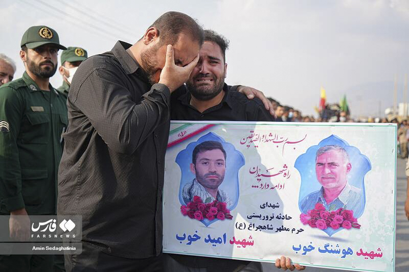 گالری تصاویر شهید هوشنگ خوب شهید «هوشنگ خوب» فرزند خداداد، 64 ساله از اهالی شهر لیکک شهرستان بهمئی استان کهگیلویه ¬و ¬بویراحمد شهید هوشنگ خوب، جانباز و رزمنده دوران دفاع مقدس بود که در زمان حمله به حرم مطهر، به همراه فرزندش، امید، در نزدیکی ضریح مطهر هدف تیراندازی تروریست تکفیری قرارگرفته و به درجه رفیع شهادت نائل می شود. پیکر مطهر این شهید بزرگوار نیز همانند سایر شهدا در روز شنبه 7 آبان 1401 بر دستان مردم شهرهای مقدس مشهد و شیراز تشییع شد و در ادامه، یکشنبه 8 آبان ماه آیین تشییع شهید هوشنگ خوب به همراه پسر بزرگوارش امید خوب، با حضور اقشار مختلف مردم و مسئولان کشوری و استانی در یاسوج برگزار شد و پس از انتقال و تشییع در شهرهای گچساران، باشت، بهبهان(خوزستان)، به شهر لیکک مرکز شهرستان بهمئی استان کهگیلویه و بویر احمد منتقل و 9 آبان در آنجا به خاک سپرده شد.