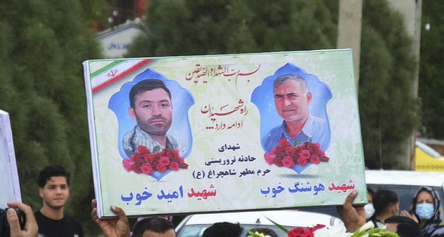 گالری تصاویر شهید هوشنگ خوب شهید «هوشنگ خوب» فرزند خداداد، 64 ساله از اهالی شهر لیکک شهرستان بهمئی استان کهگیلویه ¬و ¬بویراحمد شهید هوشنگ خوب، جانباز و رزمنده دوران دفاع مقدس بود که در زمان حمله به حرم مطهر، به همراه فرزندش، امید، در نزدیکی ضریح مطهر هدف تیراندازی تروریست تکفیری قرارگرفته و به درجه رفیع شهادت نائل می شود. پیکر مطهر این شهید بزرگوار نیز همانند سایر شهدا در روز شنبه 7 آبان 1401 بر دستان مردم شهرهای مقدس مشهد و شیراز تشییع شد و در ادامه، یکشنبه 8 آبان ماه آیین تشییع شهید هوشنگ خوب به همراه پسر بزرگوارش امید خوب، با حضور اقشار مختلف مردم و مسئولان کشوری و استانی در یاسوج برگزار شد و پس از انتقال و تشییع در شهرهای گچساران، باشت، بهبهان(خوزستان)، به شهر لیکک مرکز شهرستان بهمئی استان کهگیلویه و بویر احمد منتقل و 9 آبان در آنجا به خاک سپرده شد.