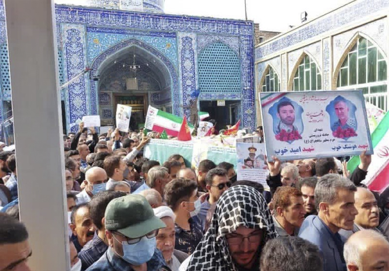 گالری تصاویر شهید هوشنگ خوب شهید «هوشنگ خوب» فرزند خداداد، 64 ساله از اهالی شهر لیکک شهرستان بهمئی استان کهگیلویه ¬و ¬بویراحمد شهید هوشنگ خوب، جانباز و رزمنده دوران دفاع مقدس بود که در زمان حمله به حرم مطهر، به همراه فرزندش، امید، در نزدیکی ضریح مطهر هدف تیراندازی تروریست تکفیری قرارگرفته و به درجه رفیع شهادت نائل می شود. پیکر مطهر این شهید بزرگوار نیز همانند سایر شهدا در روز شنبه 7 آبان 1401 بر دستان مردم شهرهای مقدس مشهد و شیراز تشییع شد و در ادامه، یکشنبه 8 آبان ماه آیین تشییع شهید هوشنگ خوب به همراه پسر بزرگوارش امید خوب، با حضور اقشار مختلف مردم و مسئولان کشوری و استانی در یاسوج برگزار شد و پس از انتقال و تشییع در شهرهای گچساران، باشت، بهبهان(خوزستان)، به شهر لیکک مرکز شهرستان بهمئی استان کهگیلویه و بویر احمد منتقل و 9 آبان در آنجا به خاک سپرده شد.