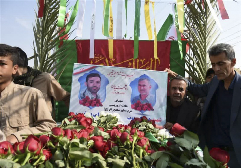 گالری تصاویر شهید هوشنگ خوب شهید «هوشنگ خوب» فرزند خداداد، 64 ساله از اهالی شهر لیکک شهرستان بهمئی استان کهگیلویه ¬و ¬بویراحمد شهید هوشنگ خوب، جانباز و رزمنده دوران دفاع مقدس بود که در زمان حمله به حرم مطهر، به همراه فرزندش، امید، در نزدیکی ضریح مطهر هدف تیراندازی تروریست تکفیری قرارگرفته و به درجه رفیع شهادت نائل می شود. پیکر مطهر این شهید بزرگوار نیز همانند سایر شهدا در روز شنبه 7 آبان 1401 بر دستان مردم شهرهای مقدس مشهد و شیراز تشییع شد و در ادامه، یکشنبه 8 آبان ماه آیین تشییع شهید هوشنگ خوب به همراه پسر بزرگوارش امید خوب، با حضور اقشار مختلف مردم و مسئولان کشوری و استانی در یاسوج برگزار شد و پس از انتقال و تشییع در شهرهای گچساران، باشت، بهبهان(خوزستان)، به شهر لیکک مرکز شهرستان بهمئی استان کهگیلویه و بویر احمد منتقل و 9 آبان در آنجا به خاک سپرده شد.