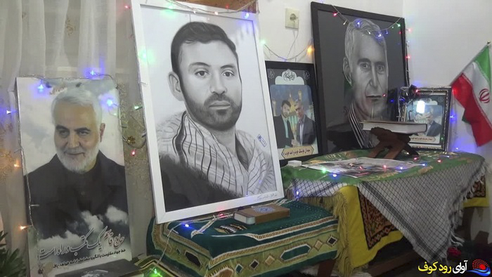 گالری تصاویر شهید هوشنگ خوب شهید «هوشنگ خوب» فرزند خداداد، 64 ساله از اهالی شهر لیکک شهرستان بهمئی استان کهگیلویه ¬و ¬بویراحمد شهید هوشنگ خوب، جانباز و رزمنده دوران دفاع مقدس بود که در زمان حمله به حرم مطهر، به همراه فرزندش، امید، در نزدیکی ضریح مطهر هدف تیراندازی تروریست تکفیری قرارگرفته و به درجه رفیع شهادت نائل می شود. پیکر مطهر این شهید بزرگوار نیز همانند سایر شهدا در روز شنبه 7 آبان 1401 بر دستان مردم شهرهای مقدس مشهد و شیراز تشییع شد و در ادامه، یکشنبه 8 آبان ماه آیین تشییع شهید هوشنگ خوب به همراه پسر بزرگوارش امید خوب، با حضور اقشار مختلف مردم و مسئولان کشوری و استانی در یاسوج برگزار شد و پس از انتقال و تشییع در شهرهای گچساران، باشت، بهبهان(خوزستان)، به شهر لیکک مرکز شهرستان بهمئی استان کهگیلویه و بویر احمد منتقل و 9 آبان در آنجا به خاک سپرده شد.