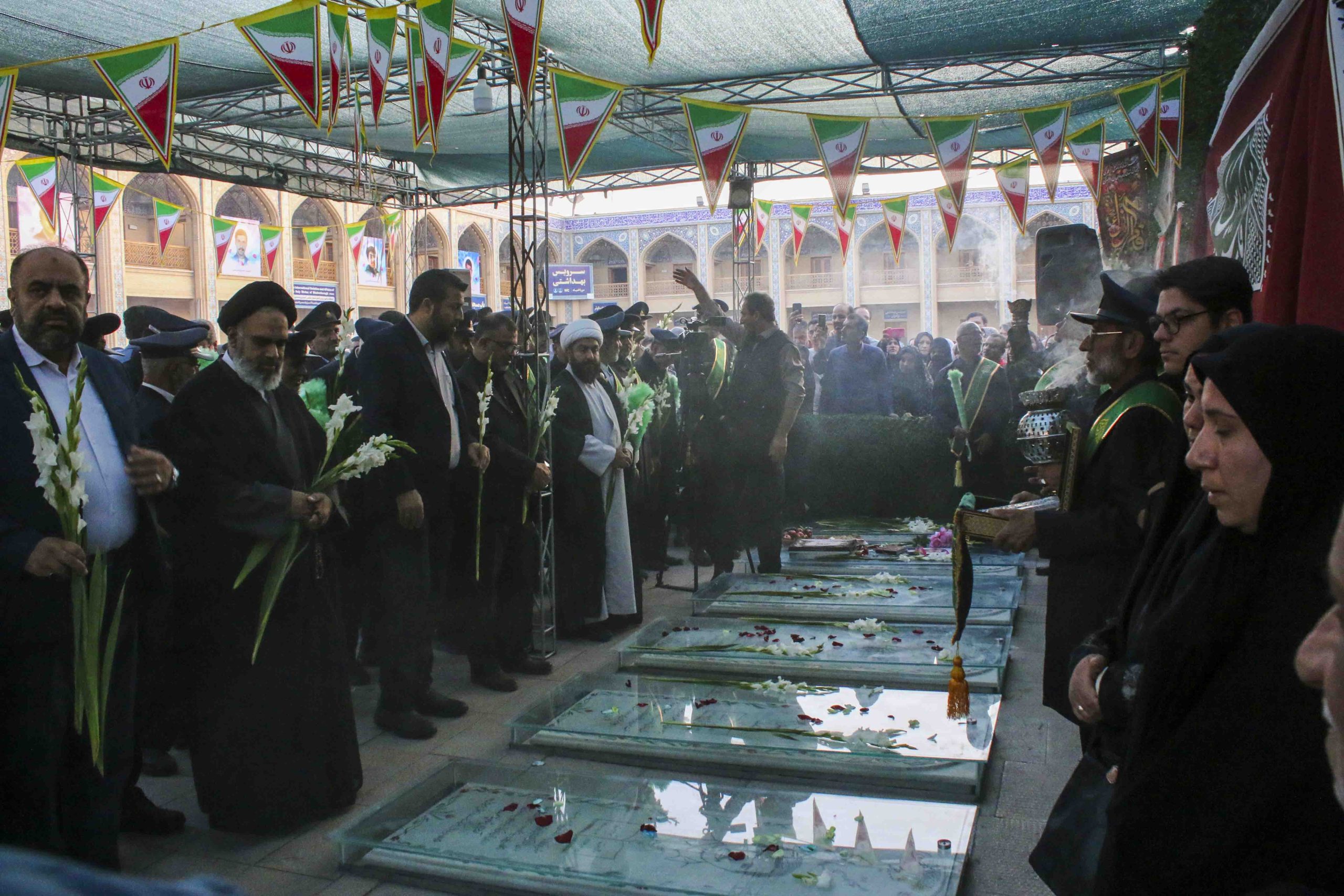 shohada 20 1 scaled - مراسم گلباران قبور مطهر شهدای آستان مقدس حضرت احمدبن موسی‌الکاظم(ع)