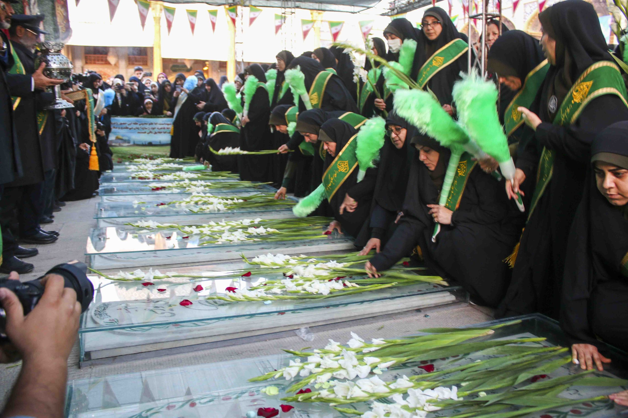 shohada 30 2 scaled - مراسم گلباران قبور مطهر شهدای آستان مقدس حضرت احمدبن موسی‌الکاظم(ع)