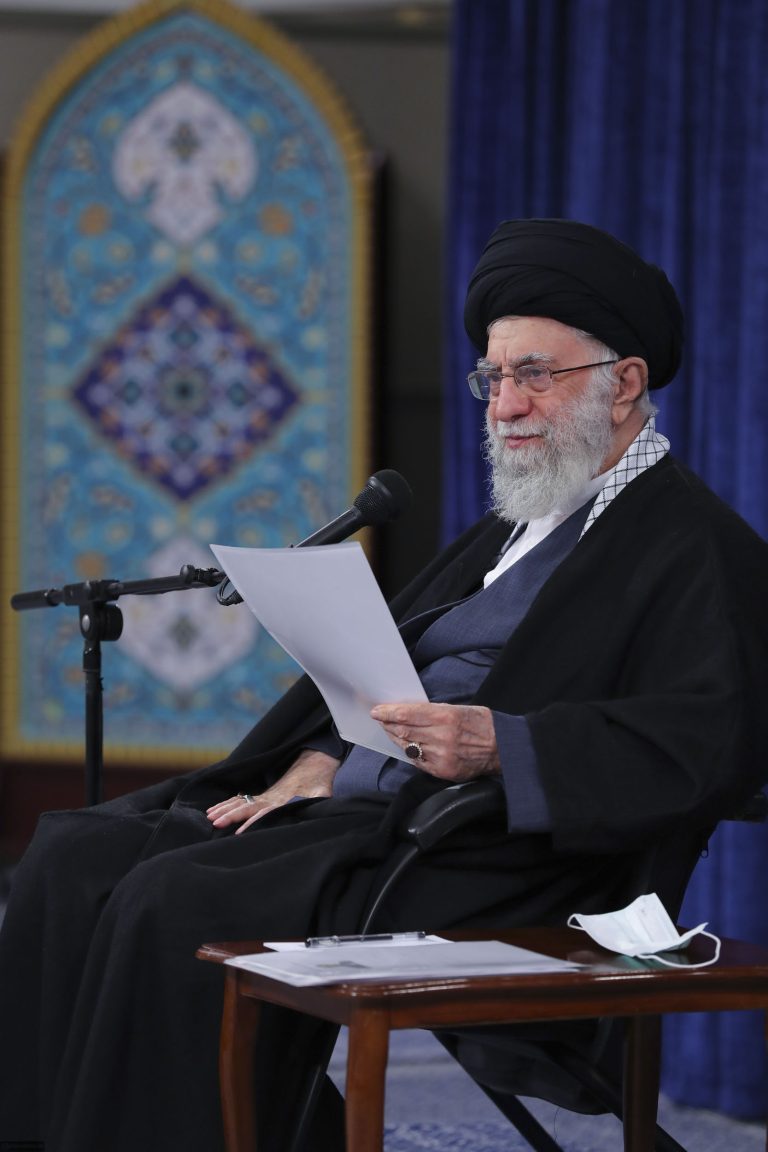 عکس | دیدار خانواده‌های شهدای حادثه‌ تروریستی شاهچراغ (ع) شیراز با رهبر معظم انقلاب