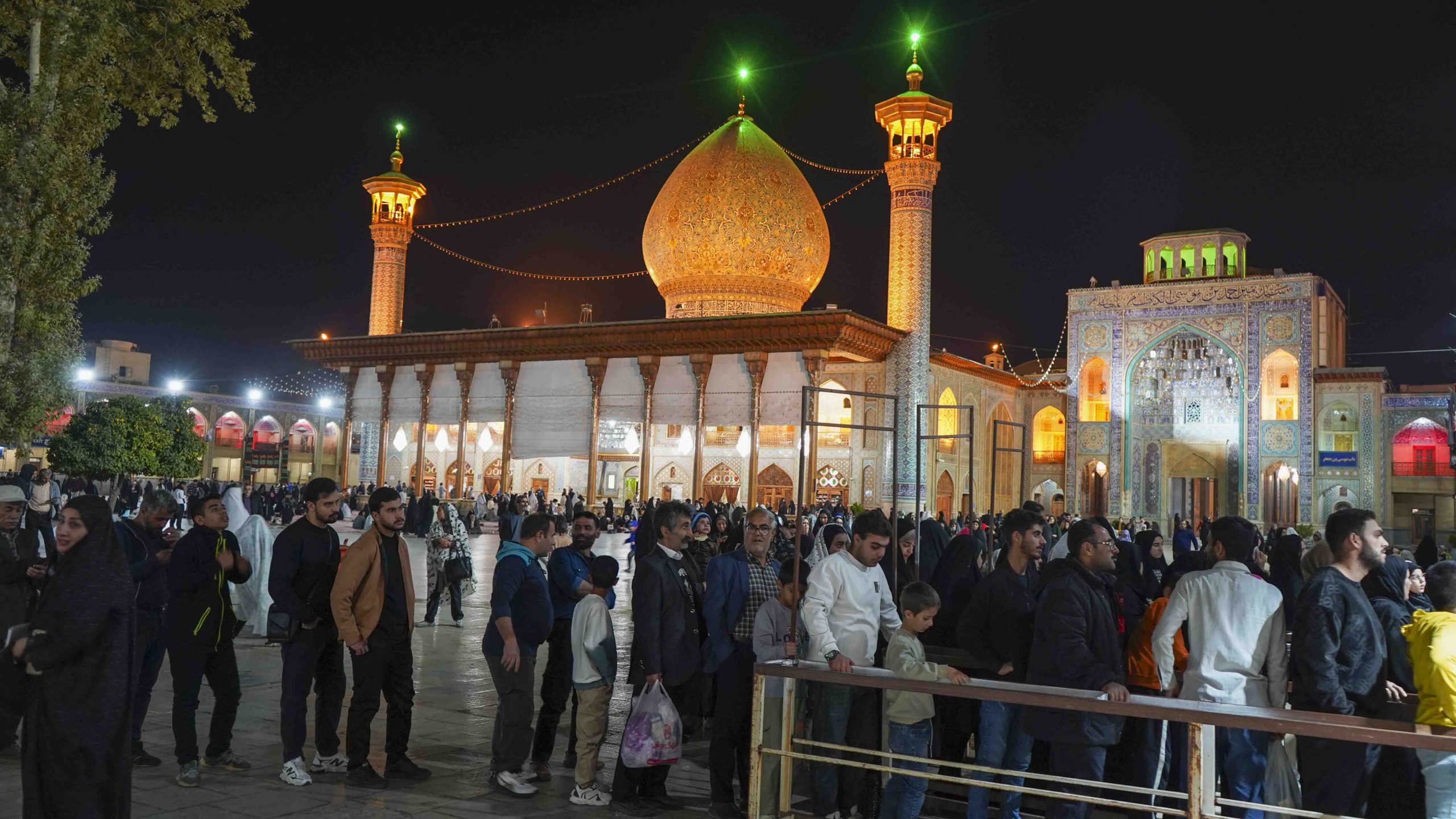 حالوهوای معنوی حرم مطهر حضرت شاهچراغ علیهالسلام در ۲۲ آبان ۱۴۰۴ شاهچراغ 36 scaled - حالوهوای معنوی حرم مطهر حضرت شاهچراغ علیهالسلام در ۲۲ آبان ۱۴۰۴