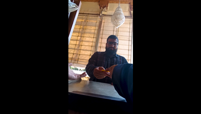 اینجا هرکس کفش از پا درمی‌آورد، غم از دل برمی‌دارد