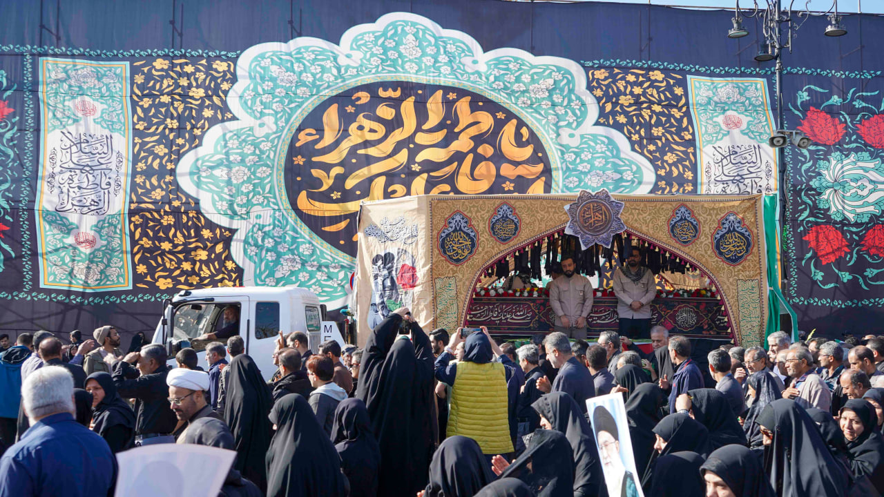 photo 2025 11 24 10 24 25 2 - تصاویر / تشییع پیکر مطهر شهدای گمنام در شیراز سومین حرم اهل بیت علیهم السلام