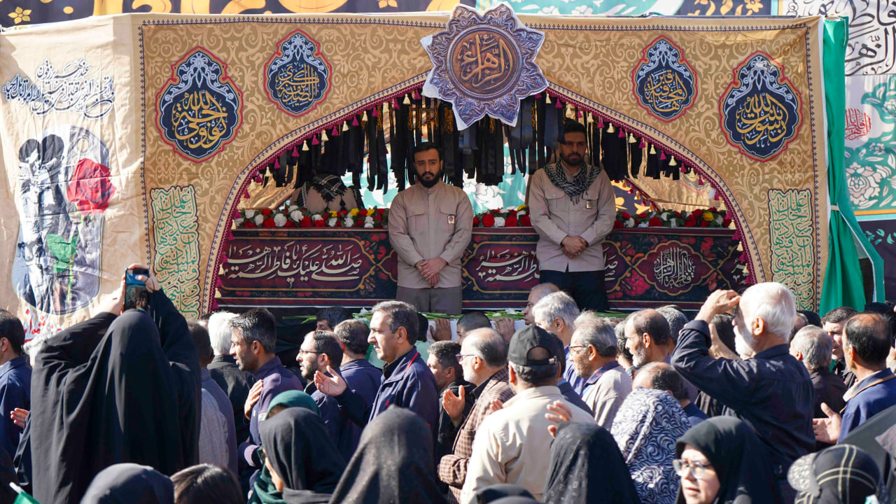 photo 2025 11 24 10 24 25 3 - تصاویر / تشییع پیکر مطهر شهدای گمنام در شیراز سومین حرم اهل بیت علیهم السلام