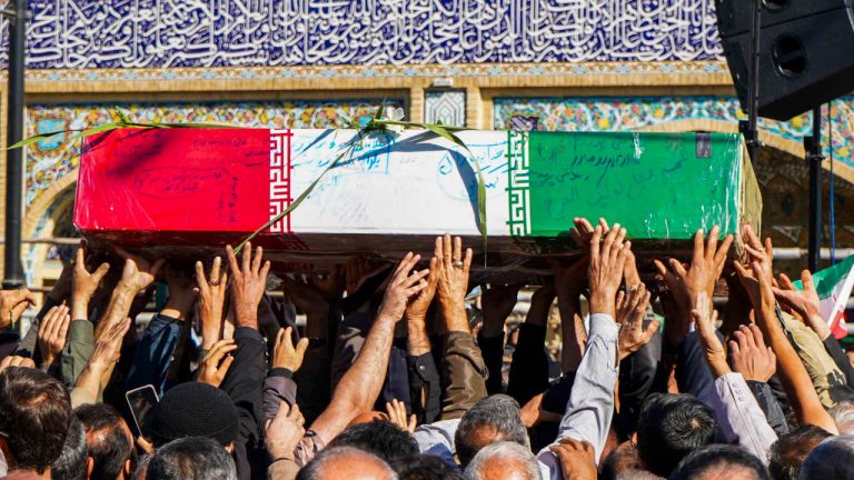 تصاویر / تشییع پیکر مطهر شهدای گمنام در شیراز سومین حرم اهل بیت علیهم السلام