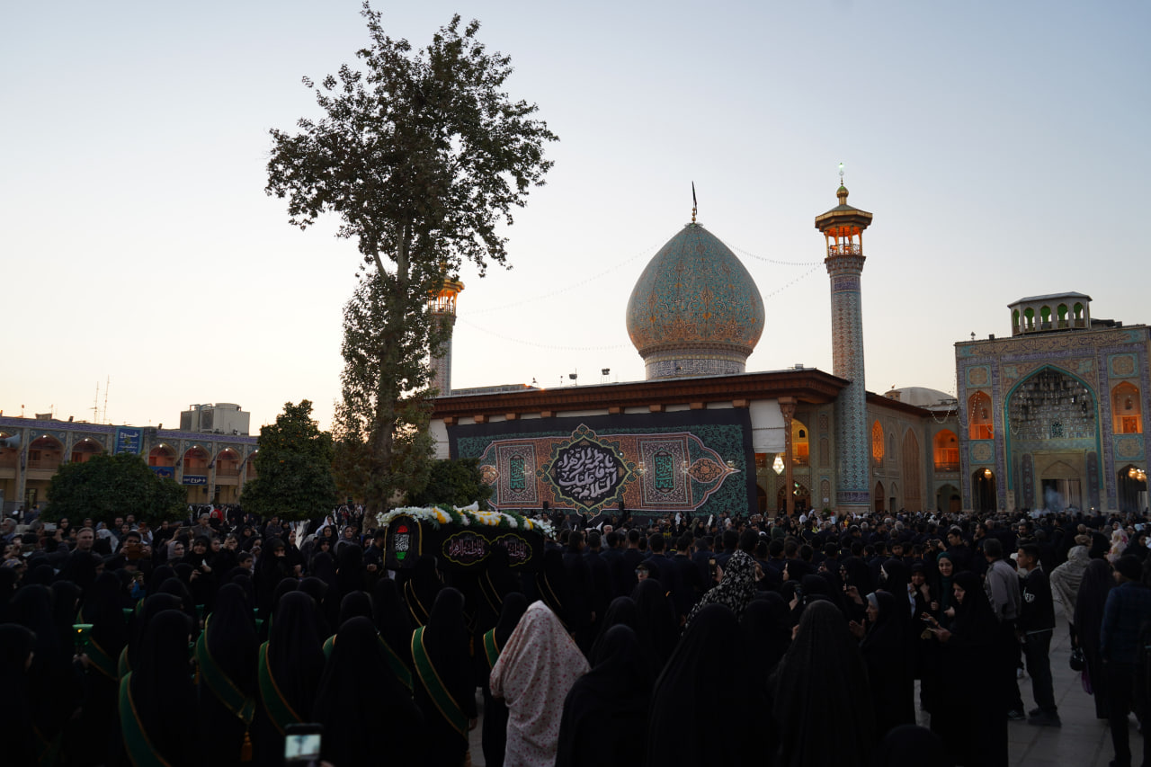 photo 2025 11 24 20 23 37 - آیین لاله گردانی و عزاداری شام شهادت حضرت فاطمه سلام الله علیها در حرم مطهر حضرت شاهچراغ علیه السلام