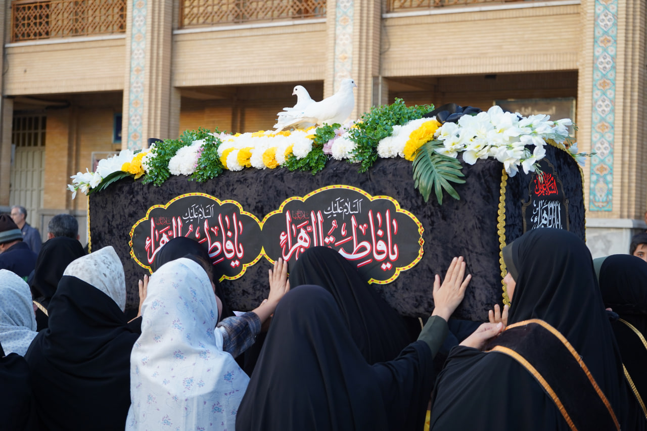 photo 2025 11 24 20 23 39 - آیین لاله گردانی و عزاداری شام شهادت حضرت فاطمه سلام الله علیها در حرم مطهر حضرت شاهچراغ علیه السلام