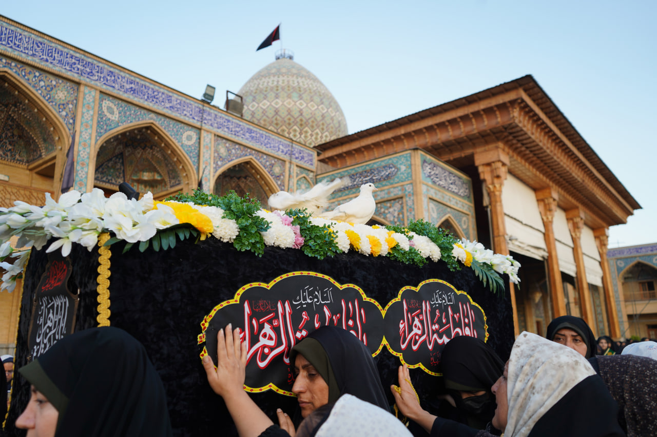 photo 2025 11 24 20 23 40 - آیین لاله گردانی و عزاداری شام شهادت حضرت فاطمه سلام الله علیها در حرم مطهر حضرت شاهچراغ علیه السلام