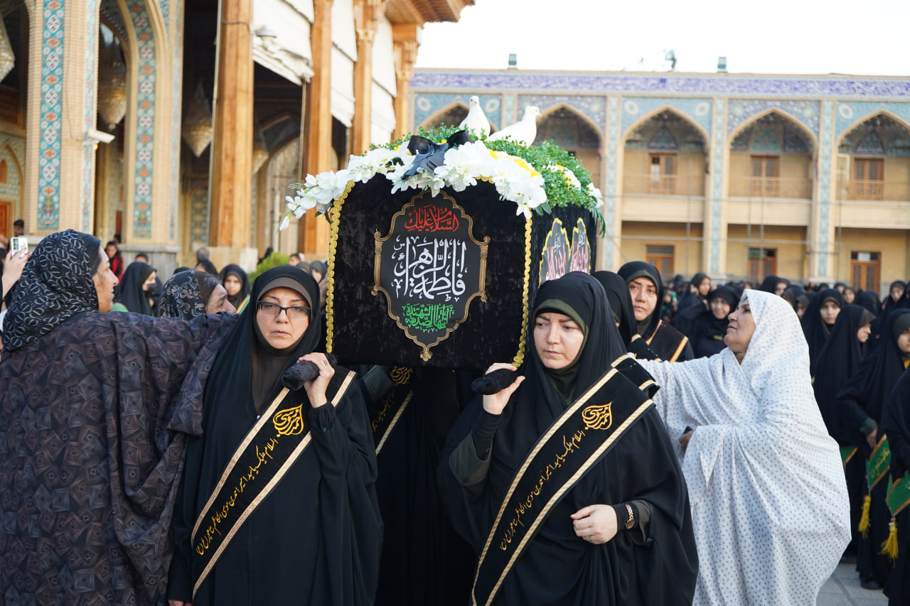 photo 2025 11 24 20 23 42 - آیین لاله گردانی و عزاداری شام شهادت حضرت فاطمه سلام الله علیها در حرم مطهر حضرت شاهچراغ علیه السلام