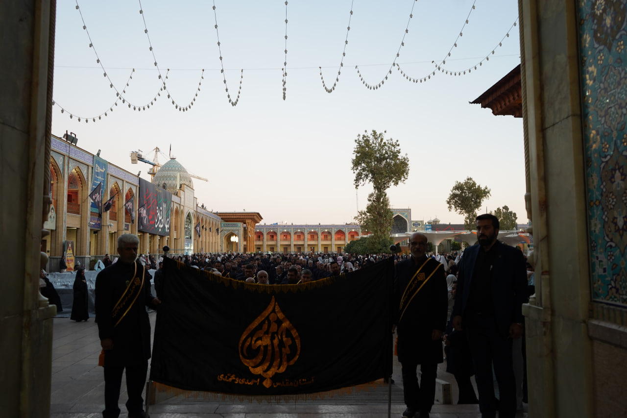 photo 2025 11 24 20 23 54 - آیین لاله گردانی و عزاداری شام شهادت حضرت فاطمه سلام الله علیها در حرم مطهر حضرت شاهچراغ علیه السلام