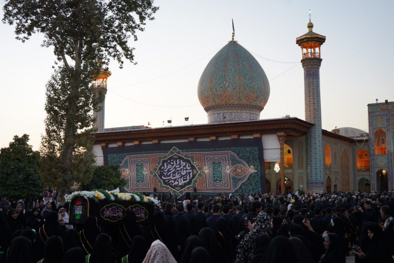 آیین لاله گردانی و عزاداری شام شهادت حضرت فاطمه سلام الله علیها در حرم مطهر حضرت شاهچراغ علیه السلام