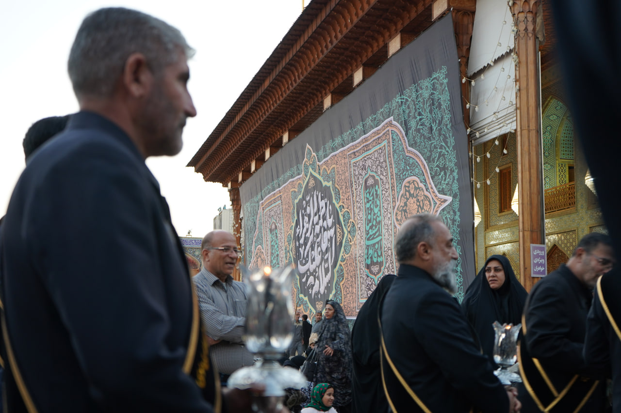 photo 2025 11 24 20 23 57 - آیین لاله گردانی و عزاداری شام شهادت حضرت فاطمه سلام الله علیها در حرم مطهر حضرت شاهچراغ علیه السلام