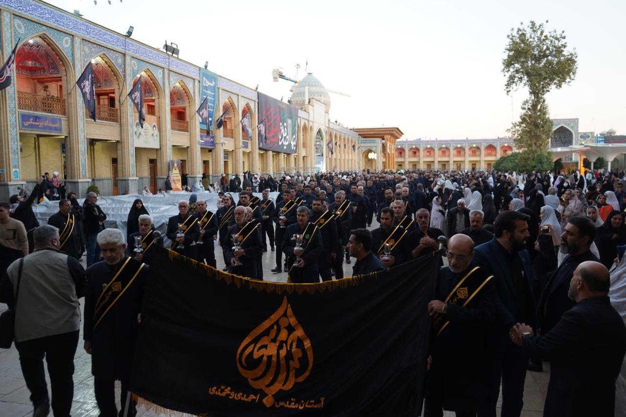 photo 2025 11 24 20 24 03 - آیین لاله گردانی و عزاداری شام شهادت حضرت فاطمه سلام الله علیها در حرم مطهر حضرت شاهچراغ علیه السلام