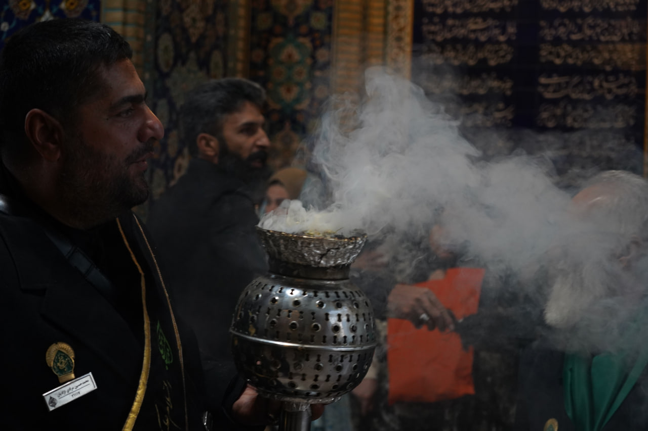 photo 2025 11 24 20 24 04 - آیین لاله گردانی و عزاداری شام شهادت حضرت فاطمه سلام الله علیها در حرم مطهر حضرت شاهچراغ علیه السلام