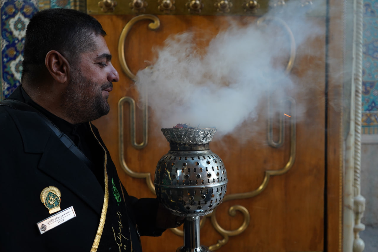 photo 2025 11 24 20 24 05 - آیین لاله گردانی و عزاداری شام شهادت حضرت فاطمه سلام الله علیها در حرم مطهر حضرت شاهچراغ علیه السلام