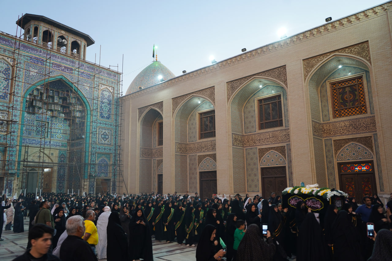 photo 2025 11 24 20 24 11 - آیین لاله گردانی و عزاداری شام شهادت حضرت فاطمه سلام الله علیها در حرم مطهر حضرت شاهچراغ علیه السلام