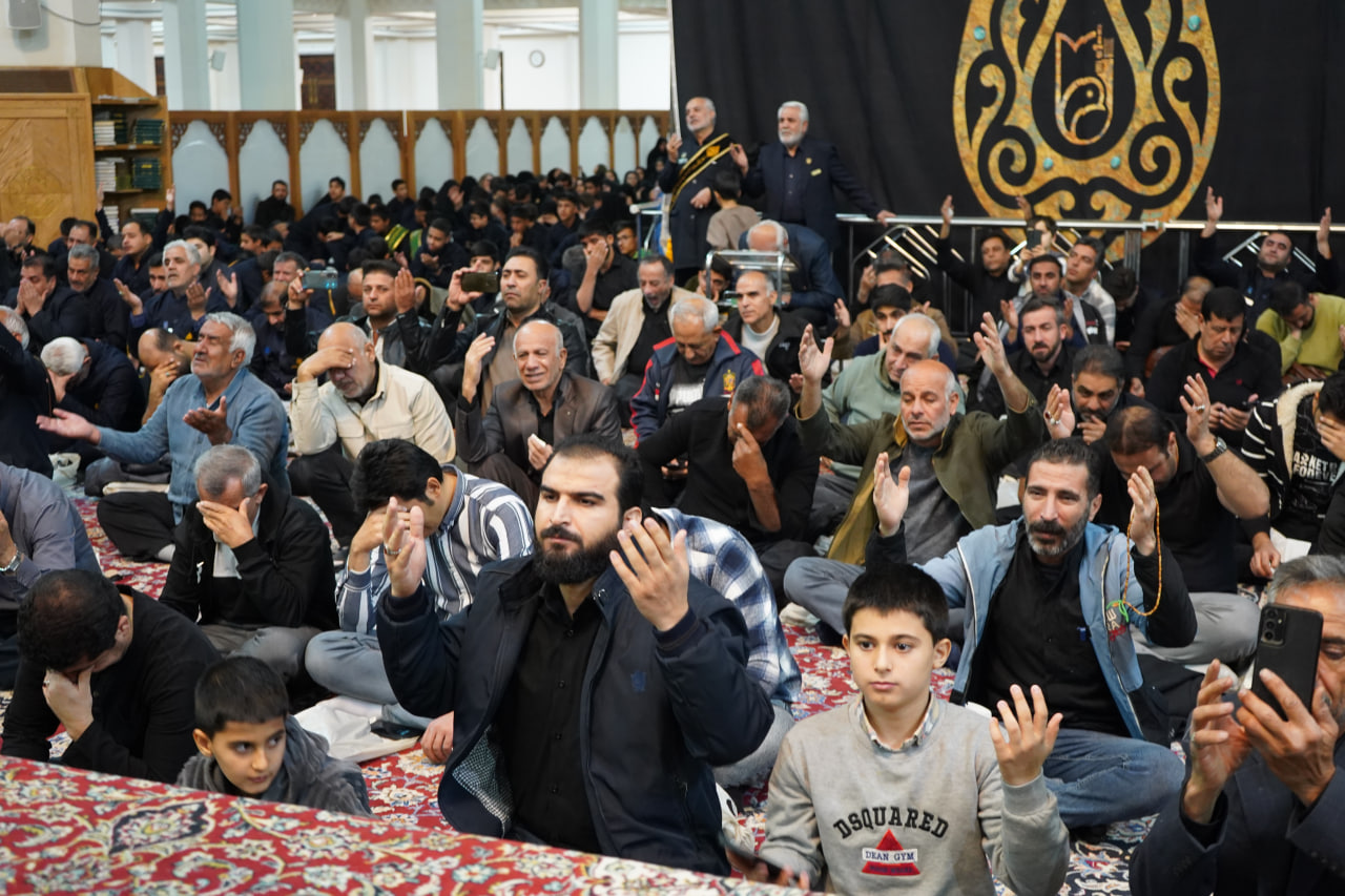 photo 2025 11 24 20 24 14 - آیین لاله گردانی و عزاداری شام شهادت حضرت فاطمه سلام الله علیها در حرم مطهر حضرت شاهچراغ علیه السلام