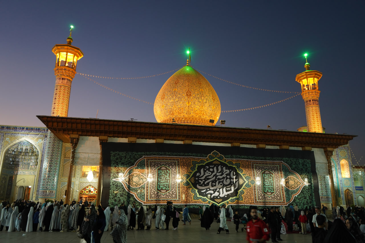 photo 2025 11 24 20 24 21 - آیین لاله گردانی و عزاداری شام شهادت حضرت فاطمه سلام الله علیها در حرم مطهر حضرت شاهچراغ علیه السلام