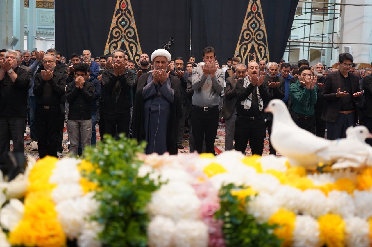 photo 2025 11 24 20 24 22 2 - آیین لاله گردانی و عزاداری شام شهادت حضرت فاطمه سلام الله علیها در حرم مطهر حضرت شاهچراغ علیه السلام