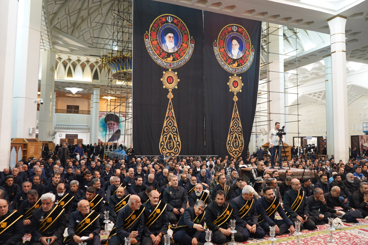 photo 2025 11 24 20 24 23 - آیین لاله گردانی و عزاداری شام شهادت حضرت فاطمه سلام الله علیها در حرم مطهر حضرت شاهچراغ علیه السلام