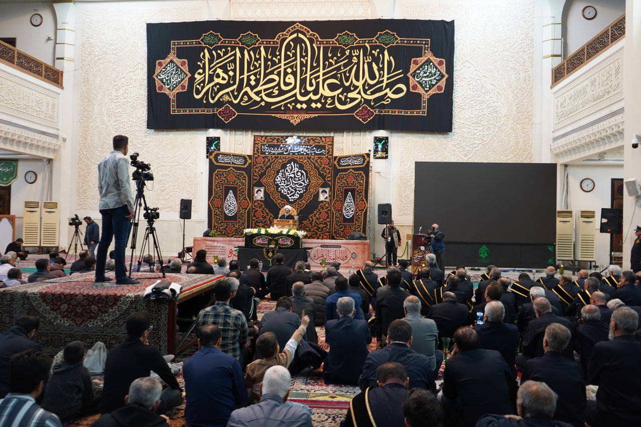 photo 2025 11 24 20 24 25 2 - آیین لاله گردانی و عزاداری شام شهادت حضرت فاطمه سلام الله علیها در حرم مطهر حضرت شاهچراغ علیه السلام