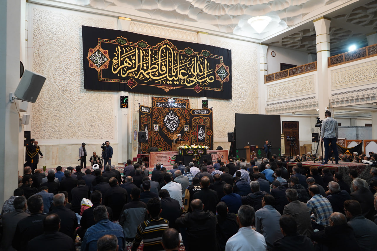 photo 2025 11 24 20 24 25 - آیین لاله گردانی و عزاداری شام شهادت حضرت فاطمه سلام الله علیها در حرم مطهر حضرت شاهچراغ علیه السلام