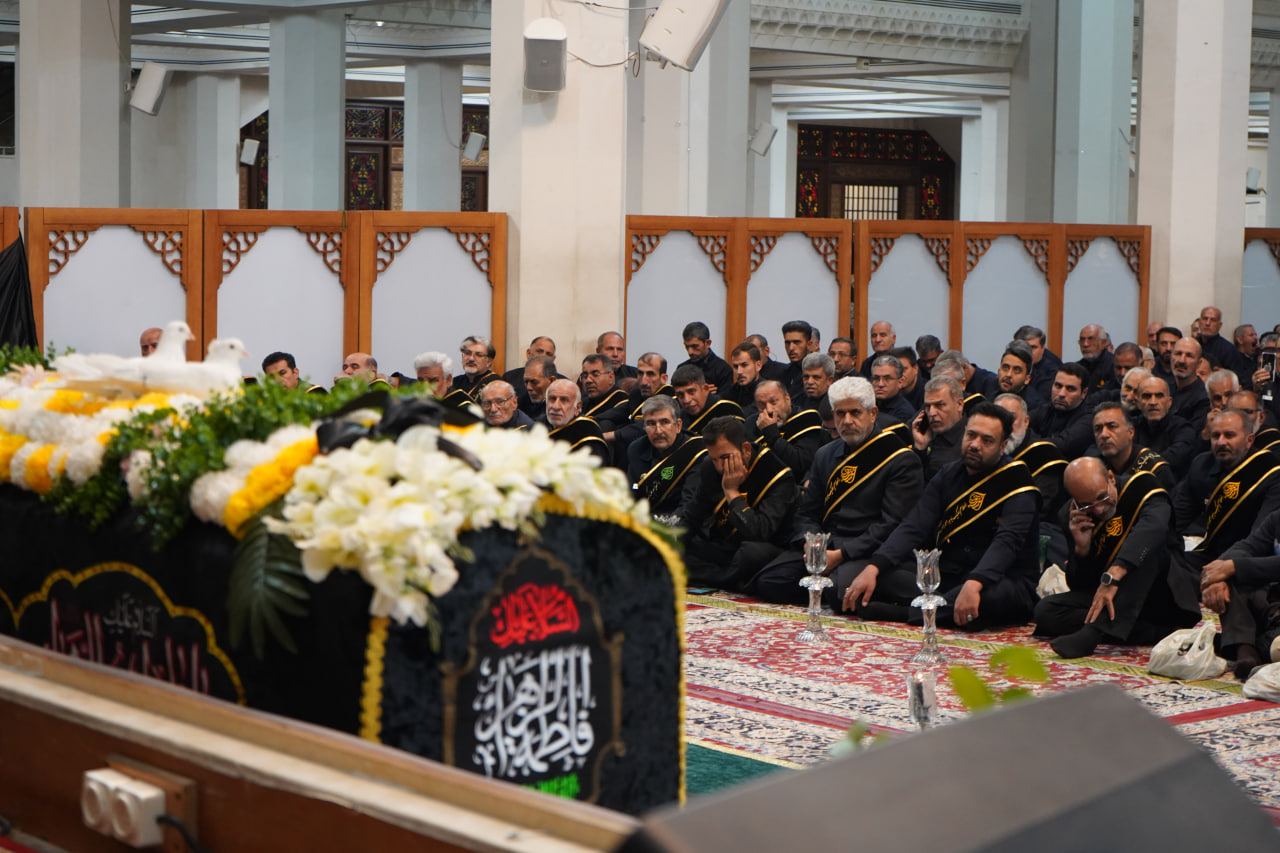 photo 2025 11 24 20 24 29 - آیین لاله گردانی و عزاداری شام شهادت حضرت فاطمه سلام الله علیها در حرم مطهر حضرت شاهچراغ علیه السلام