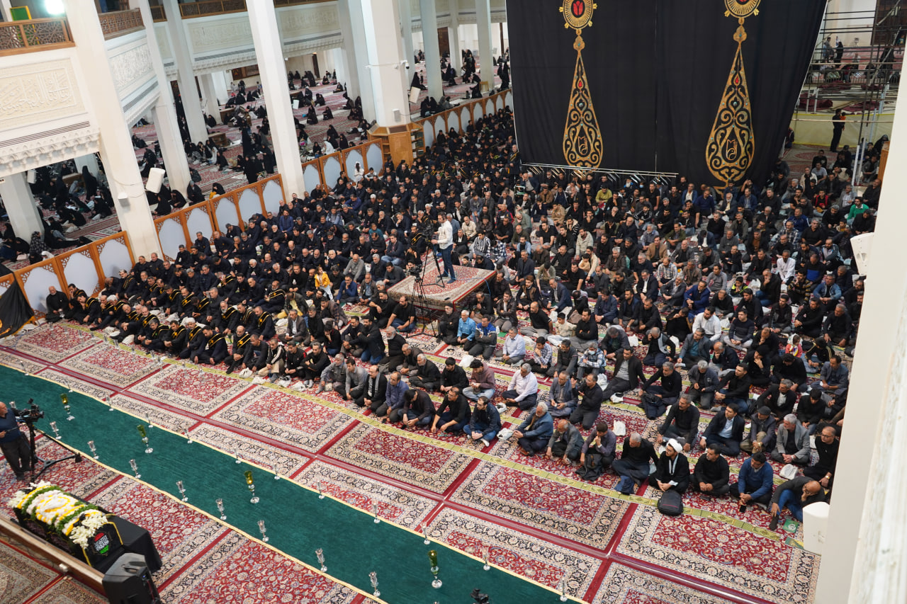 photo 2025 11 24 20 24 31 - آیین لاله گردانی و عزاداری شام شهادت حضرت فاطمه سلام الله علیها در حرم مطهر حضرت شاهچراغ علیه السلام