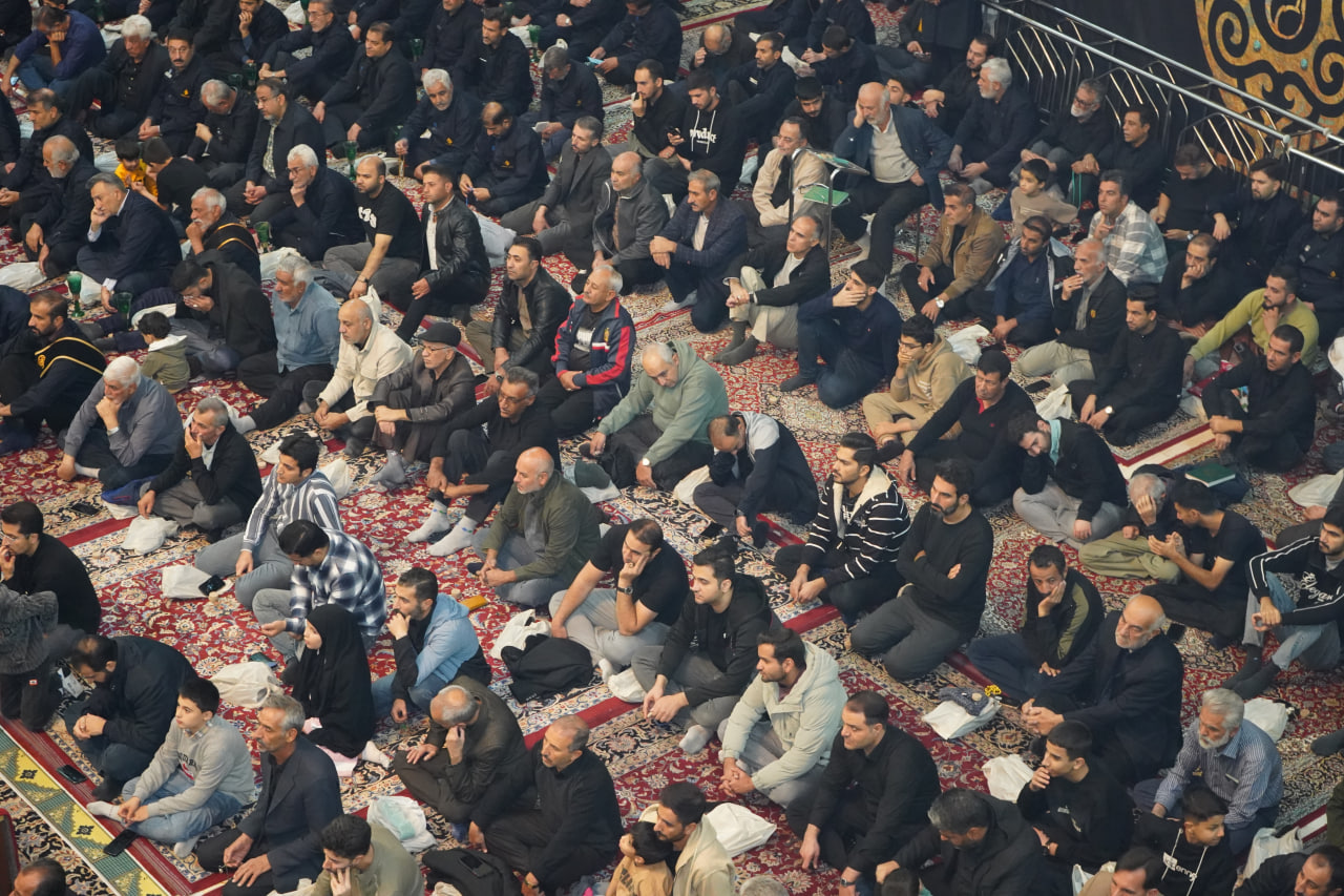 photo 2025 11 24 20 24 33 - آیین لاله گردانی و عزاداری شام شهادت حضرت فاطمه سلام الله علیها در حرم مطهر حضرت شاهچراغ علیه السلام